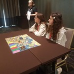 Dwie dziewczyny siedzą przy stole z rozłożoną planszówką.jpg