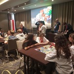 Grupy młodziezy grają w gry planszowe przy stołach..jpg