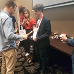 Mężczyzna wręcza medal chłopakowi.jpg