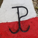 Znak Polski walczącej na biało-czerwonym tle.jpg