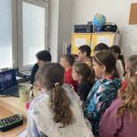 zdjęcie dzieci i nauczyciela łączącymi się online na laptopie z dziećmi z innego kraju.jpg