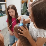 Dziewczynka bada strukturę własa na innej osobie..jpg