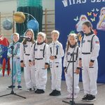 Grupa dzieci przebrana za astronautów przemawia do mikrofonów..jpg