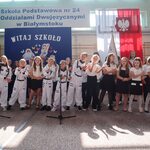 Grupa dzieci występuje na sali gimnastycznej..jpg