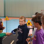 Chłopiec w granatowej bluzie mówi do mikrofonu z napisem TVP Białystok_ dziennikarka pochyla się w jego kierunku..jpg