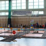 Hala sportowa_Na środku stoją niskie znaki drogowe stop_ skrzyżowanie_ przejście dla pieszych..jpg