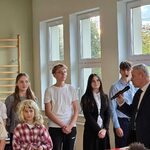 Pan dyrektor przemawia z mikrofonem w ręku do grupy uczniów..jpg