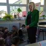 Pani stoi i rozmawia z klsą.jpg