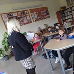 Pani mówi o zasadach w bibliotece do uczniów klasy 1 a.jpg