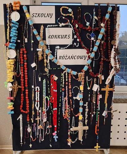 Tablica zawieszona ręcznie robionymi różańcami..jpg