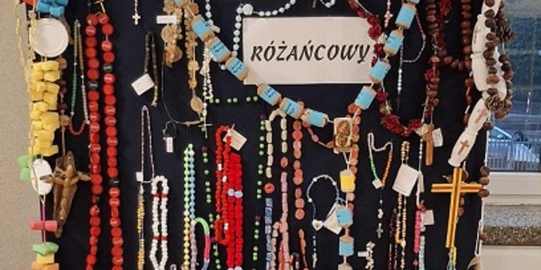 Tablica zawieszona ręcznie robionymi różańcami..jpg