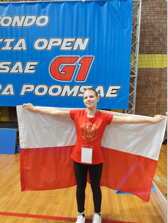 Dziewczyna stoi z flagą biało-czerwoną..PNG
