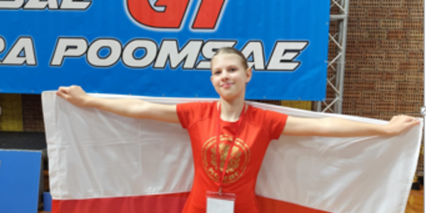 Dziewczyna stoi z flagą biało-czerwoną..PNG