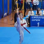 Dziewczyna ubrana w strój karate wykonuje pokaz.PNG