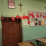 Czerwone serca zawieszone na sznurku nad drzwiami..jpg
