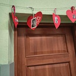 Czerwone serca zawieszone na sznurku nad drzwiami.jpg