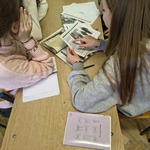 Uczniowie wypełniają karty pracy..jpg