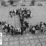 Grupa uczniow ustawiona w symbol Polski walczącej.jpg