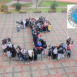 Grupa uczniow ustawiona w symbol Polski walczącej..jpg