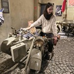 Dwie dziewczyny siedzą na starym motorze.jpg