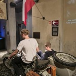 Dwóch chłopaków siedzi na starym motorze..jpg