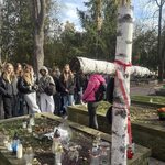 Grupa uczniów stoi przy brzozowym krzyżu..jpg