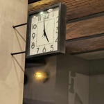 Zegar pokazuje godzinę 17.00.jpg