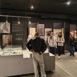 Grupa dziewczyn chodzi wśrod gablot muzeum.jpg