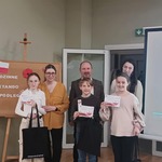 Rodzice z dziećmi pozują do zdjęcia.jpg
