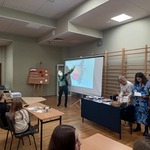 Trzy kobiety stoja przy stole _ natomiast mężczyzna pokazuje na ekranie mapę.jpg