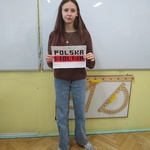 Dziewczynka trzyma grafike z napisem polska flaga..jpg