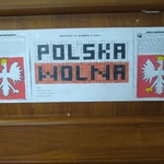 Karty pracy z orłem Polski oraz napisem Polska wolna.jpg