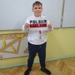 chłopiec trzyma w ręku napis Polska wolna.jpg