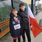 Dwóch chłopców z polską flagą.jpg