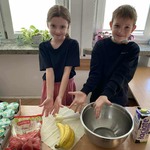 chłopiec i dziewczynka pokazują na owoce i sprzęt do przygotowania koktajlu.jpg