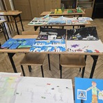 Na ławkach szkolnych leży kilkanaście kolorowych prac konkursowych.jpg