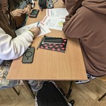 Widok pracujących dziewczyn w szkolnej ławce..jpg