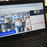 Widok ekranu lapotopa z osobami wysyłającymi wiadomości na messendżerze.jpg