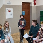 W centrum stoi dziewczynka przebrana za rycerza_ ma doklejone czarne wąsy i brodę.jpg