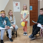 W centrum stoi dziewczynka_ trzyma żółtą czapkę w kształcie głowy kaczki.jpg
