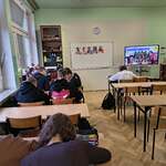 Uczniowie w klasie siedzą w ławkach.jpg