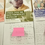 listy z plakatami oraz różowymi karteczkami z numerami..jpg