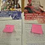 listy z plakatami oraz różowymi karteczkami z numerami.jpg