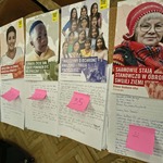 rząd listów i plakatów z różowymi karteczkami.jpg