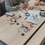 Chłopiec buduje przy stole z klocków lego.jpg