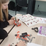 Trzy dziewczyny pochylaja się nad klockami lego i instrukcją_.jpg