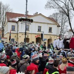 Tłumu osób z koronami na głowach.jpg