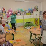 Dzieci bawią się w klasie.jpg