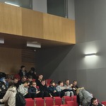 Grupa uczniów siedzi na sali.jpg