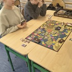 Dwie uczennice siedzą przy stole i grają w planszówki..jpg